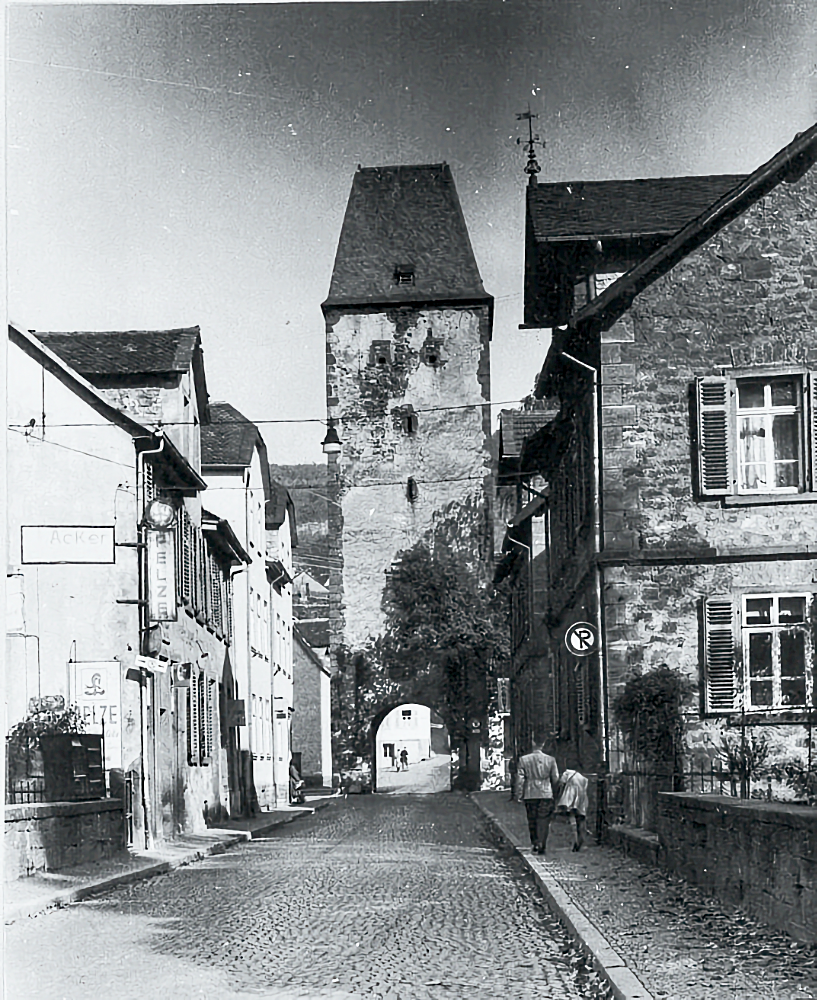 Steinweg mit Ziegelturm